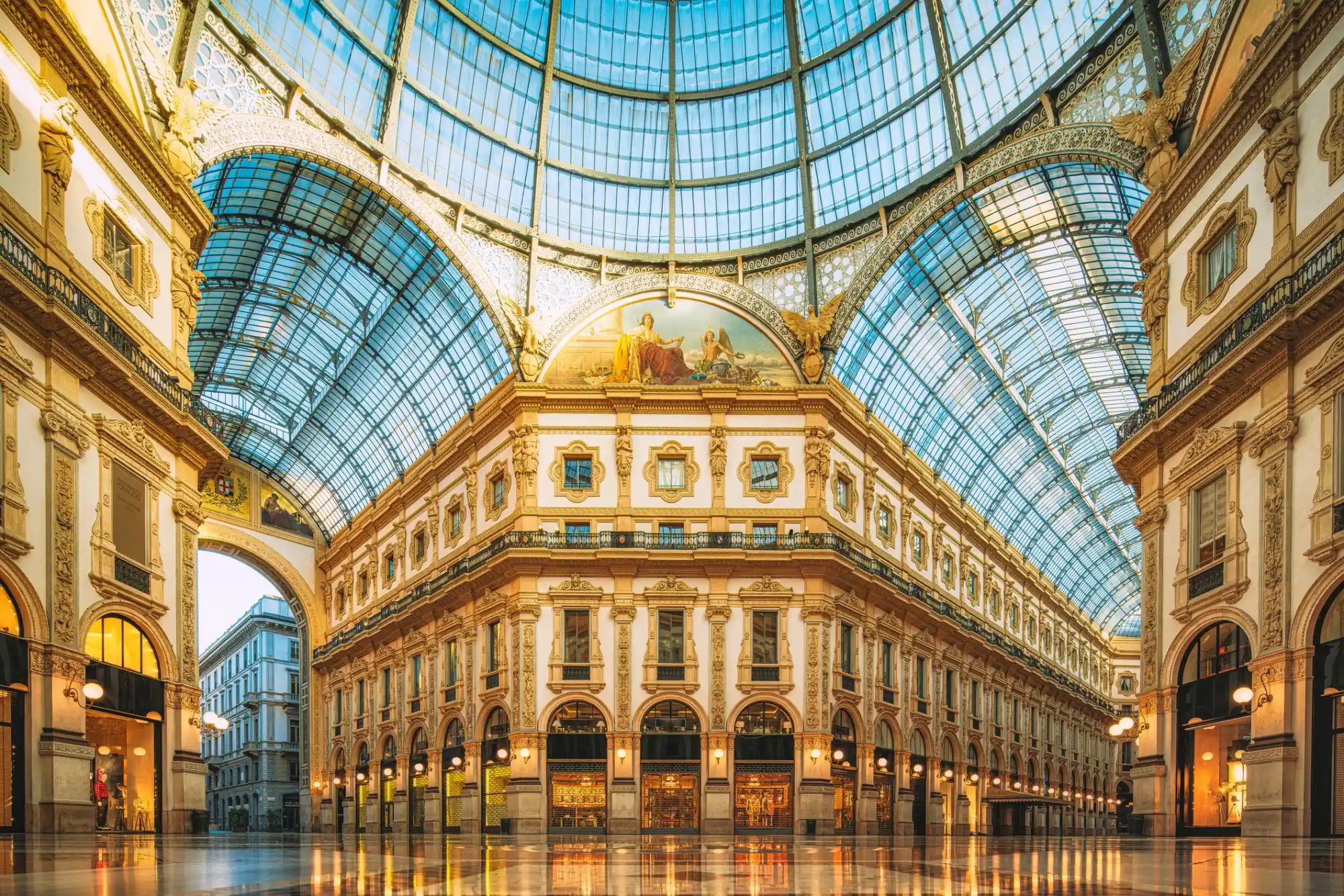 Milano'nun ikonik alışveriş merkezi Galleria Vittorio Emanuele II'nin, detaylı süslemelerle bezeli cepheleri ve gün ışığını içeri alan cam tavanıyla göz kamaştıran iç mekanı, şehri ziyaret etmek için en iyi zamanları düşündürüyor.