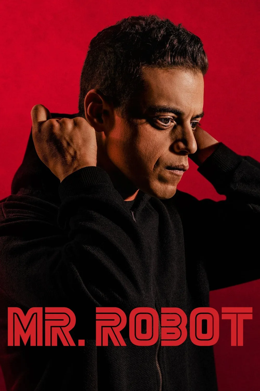 Elliot Alderson karakteriyle Rami Malek, kırmızı arka plan önünde siyah kapüşonlu üstüyle düşünceli bir poz veriyor.