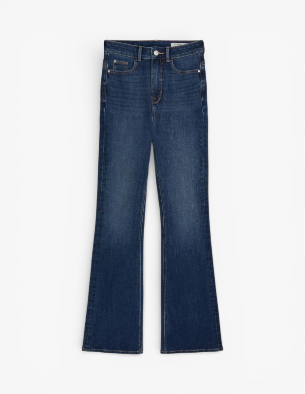 Marka Adı: Marks & Spencer
Ürün Cinsiyeti: Kadın
Ürün Tipi: Jean Pantolon
Ürün Sezonsallığı: Dört Mevsim
Ürün Çeşidi: Yüksek bel, slim flare jean
Ürün Özellikleri: Bu koyu indigo renkli jean pantolon, yüksek bel kesimiyle karın ve bel bölgesini toparlayıcı bir etki sunarken, dizden itibaren zarifçe genişleyerek modern bir slim flare paça formuna sahiptir. Tok denim kumaşı, pantolonun yapısını koruyarak şık bir duruş sağlarken, önde yer alan klasik beş cep detayı ve metal düğme kapaması fonksiyonellik katar. Paça bitimi düzgün ve temiz bir çizgiye sahiptir.
Öne Çıkan Detaylar:
- Yüksek bel tasarımı, bacak boyunu optik olarak uzatır ve silüeti dengeler.
- Dizden sonra zarifçe genişleyen slim flare paça kesimi, feminen ve modern bir görünüm sunar.
- Koyu indigo denim rengi, farklı kombinler için zamansız ve şık bir zemin oluşturur.
Kimler Kullanıyor?: Bu jean pantolon, bacak boyunu daha uzun ve vücut hatlarını daha orantılı göstermek isteyenler için idealdir. Özellikle armut veya kum saati vücut tiplerine sahip bireylerin bel ve kalça oranlarını nazikçe dengelemelerine yardımcı olur. Günlük kombinlerinden ofis şıklığına, hatta topuklu ayakkabılarla akşam davetlerine uzanan farklı stil ihtiyaçlarına cevap veren, şıklık ve konforu bir arada arayan herkes bu parçayı gardırobuna ekleyebilir.