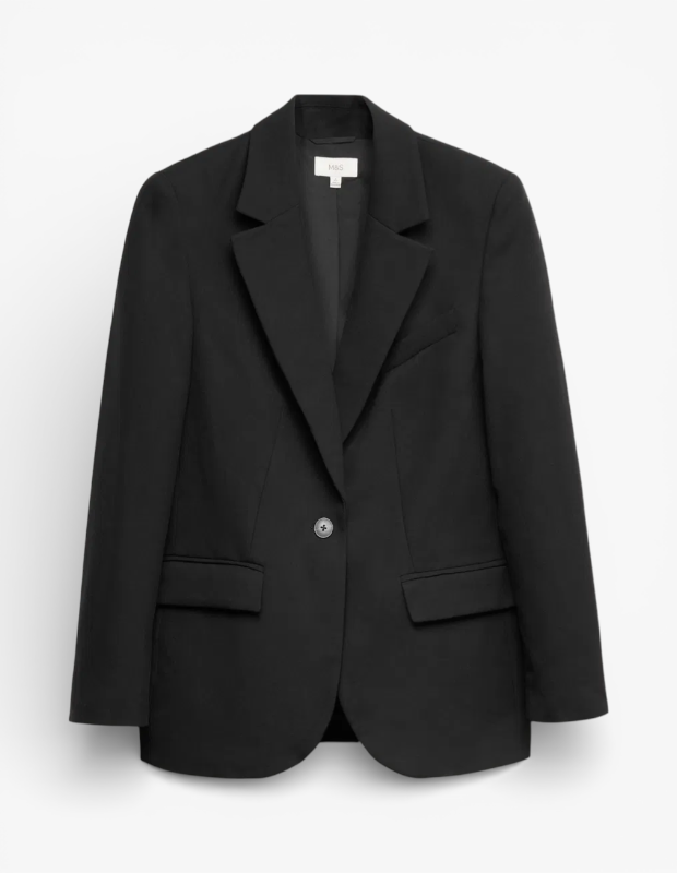 Marka Adı: Marks & Spencer
Ürün Cinsiyeti: Kadın
Ürün Tipi: Blazer
Ürün Sezonsallığı: Her mevsim
Ürün Çeşidi: Tek Düğmeli Blazer
Ürün Özellikleri: Klasik kesime sahip bu tek düğmeli blazer, düz ve kaliteli dokulu siyah kumaştan üretilmiştir. Önde tek bir açık renkli düğme ile kapanır ve geleneksel sivri yakalara sahiptir. İki adet kapaklı cebi bulunan model, modern ve zamansız bir siluet sunarak hem profesyonel hem de şık kombinler için idealdir. Hafif bol kesimi, hareket özgürlüğü ve konfor sağlarken, stilinize sofistike bir dokunuş katar.
Öne Çıkan Detaylar:
- Tek düğmeli ön kapanış
- Klasik sivri yaka tasarımı
- Önde iki adet kapaklı cep
Kimler Kullanıyor?: Zamansız ve modern şıklığı bir arada arayan, gardırobunda çok yönlü ve güçlü parçalara yer veren kişiler bu blazeri tercih edebilir. İş hayatında profesyonel bir duruş sergilemek isteyenler kadar, günlük kombinlerine rafine bir dokunuş katmayı sevenler için de idealdir. Hem feminen hem de maskülen estetikleri harmanlayarak çağdaş güç giyimini benimseyen herkesin stilini tamamlar.
