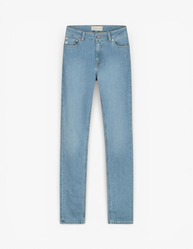 Marka Adı: Mud Jeans
Ürün Cinsiyeti: Kadın
Ürün Tipi: Skinny Jean
Ürün Sezonsallığı: Belirtilmemiş
Ürün Çeşidi: Açık mavi renk, orta bel, hafif eskitme görünümlü
Ürün Özellikleri: Açık mavi renginde, orta bel kesimli ve bacakları bileğe kadar saran skinny jean pantolon. Klasik beş cepli tasarıma sahiptir; önde iki yan cep, küçük bir bozuk para cebi ve arkada iki yama cep bulunur. Metal düğmeli ve fermuarlı kapanışı vardır. Kemer kullanmak için köprüler mevcuttur. Hafif eskitilmiş görünümlü denim kumaşı, casual ve modern bir stil sunarken, tok yapısı sayesinde vücuda tam oturur ve gün boyu konfor sağlar.
Öne Çıkan Detaylar:
- Vücudu saran ve bileğe doğru daralan modern skinny kesim
- Açık mavi tonunda, hafif eskitme görünümlü denim kumaş
- Klasik beş cepli tasarım ve orta bel kesimi
Kimler Kullanıyor?: Minimalist ve net hatları tercih eden, bacaklarını vurgulamaktan hoşlanan kişiler bu skinny jean modelini rahatlıkla kullanabilir. Hem günlük kombinlerinde tişört ve sneaker ile spor bir şıklık arayanlar, hem de şık bir bluz ve botlarla daha özenli bir görünüm yakalamak isteyenler için ideal bir parça sunar. Hareket özgürlüğünü önemseyen ve vücuda oturan ancak konforlu bir kesim arayan herkesin gardırobunda yerini alabilir.
