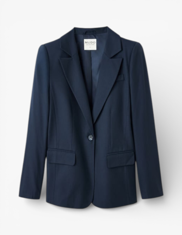 Marka Adı: Mudo
Ürün Adı: Mudo Kadın Regular Fit Blazer Ceket
Ürün Cinsiyeti: Kadın
Ürün Tipi: Ceket
Ürün Sezonsallığı: Her Mevsim
Ürün Çeşidi: Blazer
Ürün Özellikleri: Lacivert renkte, pürüzsüz dokulu kumaştan üretilmiş bu regular fit blazer ceket, tek düğmeli ön kapanışa sahiptir. Klasik sivri yaka tasarımı ve ön kısmında yer alan iki adet kapaklı cebi ile fonksiyonel bir şıklık sunar. Zamansız ve modern bir stil sunan bu parça, keskin hatlarıyla güçlü bir siluet yaratır ve farklı kombinler için ideal bir temel oluşturur.
Öne Çıkan Detaylar:
- Zamansız ve şık lacivert renk
- Regular fit kesim ve tek düğmeli tasarım
- Klasik sivri yaka ve kapaklı ön cepler
Kimler Kullanıyor?: Klasik şıklığı modern dokunuşlarla birleştirmeyi seven, gardırobunda zamansız ve çok yönlü parçalara yer veren bireyler için idealdir. Hem iş hayatında profesyonel bir görünüm arayanlar hem de günlük şıklıkta veya özel davetlerde sofistike ve kendinden emin bir duruş sergilemek isteyenler bu blazer ceketi tercih edebilir. Minimalist ama güçlü bir tarzı benimseyenler, bu parçayı farklı kombinlerle kolayca stilize edebilir.