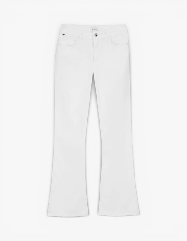 Marka Adı: Mustang
Ürün Cinsiyeti: Kadın
Ürün Tipi: Jean Pantolon
Ürün Sezonsallığı: Bahar/Yaz
Ürün Çeşidi: Skinny Flare Jean
Ürün Özellikleri: Bu beyaz jean pantolon, beli saran ve bacakları diz hizasına kadar oturan skinny kesimiyle modern bir silüet sunar. Dizden itibaren hafifçe genişleyerek şık bir flare paça ile sonlanır. Ön cepleri, düğme ve fermuar kapatması gibi klasik jean detaylarına sahiptir. Tok denim kumaşından üretilmiş olup, temiz ve minimalist görünümüyle farklı stillere kolayca uyum sağlar. Esnek yapısı sayesinde gün boyu konforlu bir kullanım deneyimi sunar ve vücut hatlarını zarifçe vurgular.
Öne Çıkan Detaylar:
- Dizden itibaren genişleyen flare paça
- Bacaklara oturan skinny kalıp
- Zamansız beyaz denim kumaş
Kimler Kullanıyor?: Bu jean pantolon, klasik jean silüetlerini modern bir dokunuşla yorumlamayı sevenler için idealdir. Stilinde hem feminen bir akış hem de iddialı bir duruş arayanlar, bacak boyunu optik olarak uzatan ve vücut hatlarını zarifçe dengeleyen bu kesimi tercih edebilirler. Gündüzden geceye uzanan farklı kombinasyonlarda beyazın ferah ve şık etkisini taşımak isteyen, modayı takip eden ve rahatlığından ödün vermeyen kişiler bu parçayı gardıroplarına ekleyebilirler.