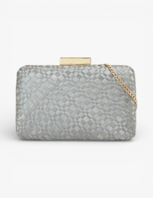 Marka Adı: Network
Ürün Adı: Network Kadın Örgü Desenli Clutch
Ürün Cinsiyeti: Kadın
Ürün Tipi: Clutch
Ürün Sezonsallığı: Belirtilmemiş
Ürün Çeşidi: Çanta
Ürün Özellikleri: Gümüş tonlarında, metalik parlaklığa sahip bu şık clutch, tamamı örgü desenli yüzeyiyle dikkat çeker. Sert ve dikdörtgen formu sayesinde eşyalarınızı düzenli tutarken, üst kısmındaki zarif altın rengi metal kilit ile güvenli bir kapanış sunar. İnce, altın rengi zincir askısı sayesinde elde veya omuzda taşıma imkanı sunarak, stilinize çok yönlülük katar. Akşam davetleri ve özel günler için ideal olan bu çanta, modern ve sofistike bir dokunuş sağlar.
Öne Çıkan Detaylar:
- Örgü desenli dış yüzey
- Altın rengi metal kilit ve zincir askı
- Kompakt ve sert yapılı tasarım
Kimler Kullanıyor?: Rafine zevkleri olan ve modern sofistikasyonu aksesuarlarında arayan kişiler bu clutch'ı tercih eder. Akşam davetlerinde, özel etkinliklerde veya şıklığıyla öne çıkmak istedikleri her ortamda stilini tamamlayacak, zamansız tasarımı çağdaş detaylarla birleştiren parçalara değer veren kullanıcılar için idealdir. Fonksiyonelliği ve göz alıcı stilini bir arada sunan bu çanta, zarif ve kendinden emin duruş sergilemek isteyenlerin vazgeçilmezidir.