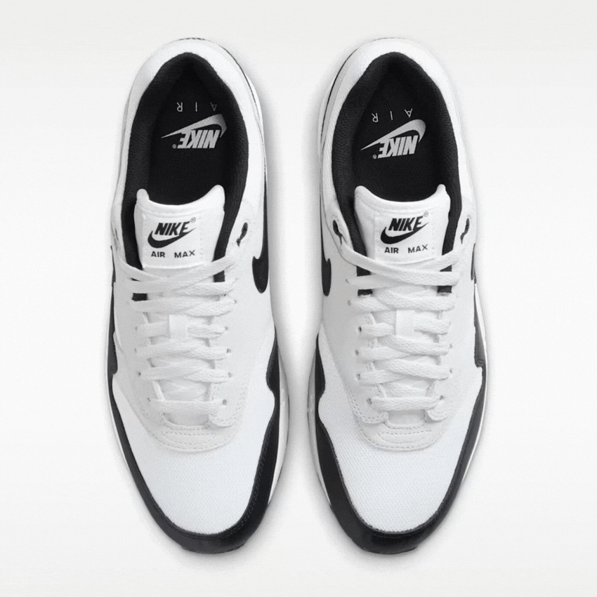 Beyaz ve siyah detaylara sahip Nike Air Max spor ayakkabı modeli, üstten görünümle beyaz fonda ürün çekimi.