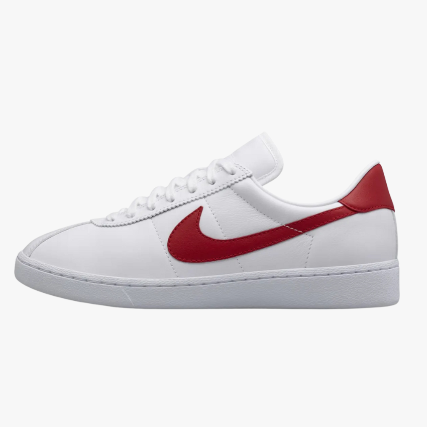 Beyaz deri yüzeye ve kırmızı Nike swoosh detayına sahip Nike Bruin spor ayakkabı modeli, yan açıdan beyaz fonda ürün çekimi.