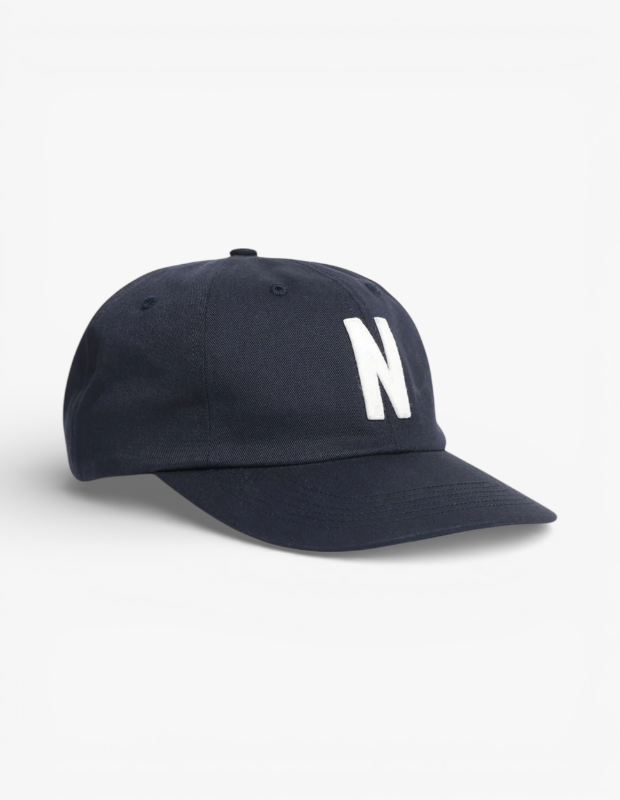 Marka Adı: Norse Projects
Ürün Adı: Norse Projects Unisex Felt N Twill Şapka
Ürün Cinsiyeti: Unisex
Ürün Tipi: Şapka
Ürün Sezonsallığı: Tüm Sezonlar
Ürün Çeşidi: Beyzbol Şapkası
Ürün Özellikleri: Bu Norse Projects şapka, klasik ve zamansız bir lacivert renge sahiptir. Ön kısmında kontrast oluşturan, büyük beyaz N harfi aplikasyonuyla dikkat çeker. Kaliteli twill kumaş yapısıyla hem dayanıklılık hem de gün boyu rahatlık sunar. Klasik altı panelli tasarımı, başın hava almasını sağlayan küçük delikleri ve arkada yer alan ayarlanabilir kayışı ile başa tam oturur. Kavisli siperliği hem güneşten korurken hem de ürüne modern, sportif bir stil katar. N harfinin keçe malzemeden yapıldığı ve şapkanın ana kumaşının gabardin (twill) olduğu görülebilir.
Öne Çıkan Detaylar:
- Ön kısımda yer alan belirgin beyaz N harfi aplikasyonu.
- Klasik ve çok yönlü lacivert renk seçeneği.
- Kaliteli twill kumaş yapısı ve başa göre ayarlanabilir rahat tasarım.
Kimler Kullanıyor?: Günlük stilini sade ve modern aksesuarlarla tamamlamayı sevenler, rahatlığı ve şıklığı bir arada arayanlar, sportif dokunuşlarla şehir kombinlerine dinamizm katmak isteyenler ve minimalist logolarla öne çıkan, kaliteli parçalara değer veren herkes bu şapkayı tercih edebilir. Sokak modasına uyum sağlayan, casual ve çağdaş bir görünüm arayışında olan bireyler için ideal bir seçimdir.