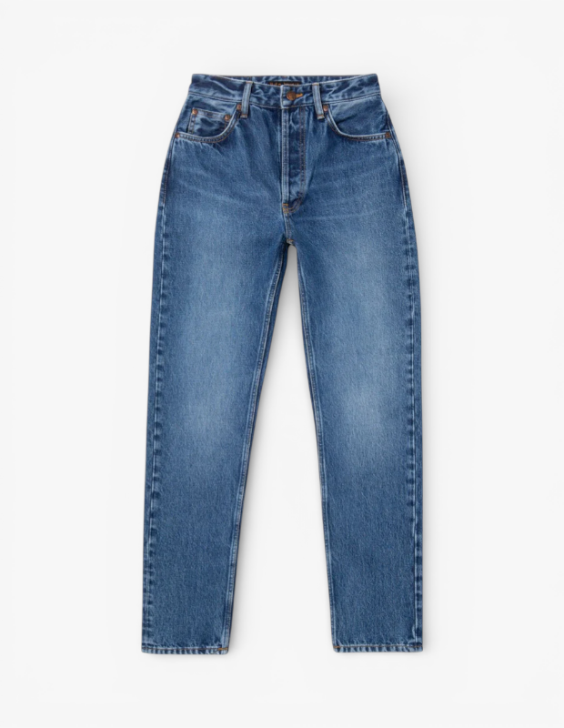 Marka Adı: Nudie Jeans
Ürün Adı: Nudie Jeans Kadın Breezy Britt Day Dreamer Jean Pantolon
Ürün Cinsiyeti: Kadın
Ürün Tipi: Jean Pantolon
Ürün Sezonsallığı: Belirtilmemiş
Ürün Çeşidi: Denim Jean Pantolon
Ürün Özellikleri: Bu Nudie Jeans Breezy Britt Day Dreamer kadın jean pantolon, modern ve rahat bir silüet sunar. Orta mavi tonlarındaki denim kumaşı, hafif yıpranmış ve ağartılmış görünüme sahip Day Dreamer yıkamasıyla dikkat çeker. Yüksek belli tasarımı, vücuda oturan üst kesimi ve düz paça yapısıyla konforlu bir kullanım vadeder. Klasik beş cepli stil, görünür düğmeli kapanış, kemer köprüleri ve kontrast renk dikiş detayları ürünün otantik jean estetiğini tamamlar. Günlük kombinleriniz için ideal, zamansız bir parçadır.
Öne Çıkan Detaylar:
- Yüksek bel ve Breezy Britt kesimiyle modern ve rahat bir silüet
- Özgün Day Dreamer yıkamasıyla orta mavi denim ve hafif yıpranmış görünüm
- Düğmeli kapanış ve kontrast renk dikişlerle zenginleştirilmiş klasik beş cepli tasarım
Kimler Kullanıyor?: Gündelik şıklığı zahmetsizce yakalamak isteyen, konfora ve dayanıklılığa önem veren bireyler için ideal olan bu jean pantolon, gardırobunda zamansız ve çok yönlü parçalara yer verenlerin tercihi olacaktır. Modern kesimi ve otantik denim görünümüyle şehir hayatının dinamik ritmine ayak uydururken, stilinde rahatlığı ve özgünlüğü bir arada arayanların vazgeçilmezi olmaya aday.