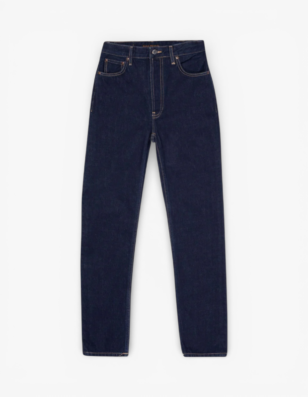 Marka Adı: Nudie Jeans
Ürün Cinsiyeti: Kadın
Ürün Tipi: Jean Pantolon
Ürün Sezonsallığı: Tüm Sezonlar
Ürün Çeşidi: Yüksek Bel Düz Paça Jean
Ürün Özellikleri: Bu Nudie Jeans pantolon, koyu indigo mavisi renkte, dayanıklı denim kumaşından üretilmiştir. Yüksek bel kesimiyle vücuda rahatça otururken, kalçadan bileğe kadar düz inen paça formu sayesinde modern ve zamansız bir silüet sunar. Klasik beş cepli tasarımı ve turuncu kontrast dikiş detayları, jeanin karakteristik görünümünü tamamlar. Hem günlük kullanıma hem de daha şık kombinlere uyum sağlayacak çok yönlü bir parçadır.
Öne Çıkan Detaylar:
- Koyu indigo denim rengi ve belirgin turuncu kontrast dikişler
- Bacakları optik olarak uzatan yüksek bel ve düz paça kesimi
- Zamansız stili ve çok yönlü kombinlenebilir yapısı
Kimler Kullanıyor?: Giyimine klasik, konforlu ve zamansız dokunuşlar katmayı sevenler bu jean pantolonu tercih edebilir. Hem günlük koşturmacada rahatından ödün vermek istemeyenler hem de casual şıklığı benimseyenler için idealdir. Her vücut tipine uyum sağlayan düz paça kesimi sayesinde, gardırobunda kurtarıcı ve çok yönlü bir parçaya yer açmak isteyen herkesin beğenisini kazanacaktır.