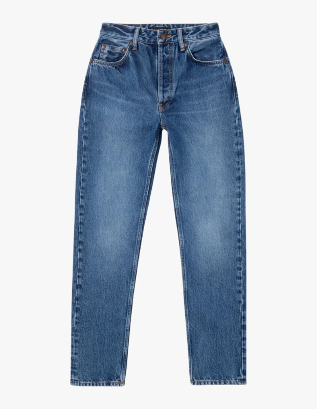 Marka Adı: Nudie Jeans
Ürün Cinsiyeti: Kadın
Ürün Tipi: Jean Pantolon
Ürün Sezonsallığı: Her mevsim
Ürün Çeşidi: Düz Paça (Straight Leg) Jean
Ürün Özellikleri: Bu orta mavi tonda, denim kumaştan üretilen jean pantolon, yüksek bel kesimi ve düğmeli fermuar detayıyla klasik bir silüet sunar. Dizden aşağıya doğru düz inen paça kesimiyle zamansız bir duruş sergilerken, ön ve arka kısımlardaki hafif ağartma efektleri ürüne karakter ve otantik bir görünüm kazandırır. Beş cepli tasarımı ve dayanıklı denim yapısı sayesinde hem şık hem de fonksiyonel bir kullanım vadediyor.
Öne Çıkan Detaylar:
- Yüksek belli ve düğmeli fermuar kapatmalı tasarım
- Zamansız bir görünüm sunan düz paça kesimi
- Orta mavi yıkama ve doğal görünümlü ağartma detayları
Kimler Kullanıyor?: Gündelik stilinde rahatlığı, şıklığı ve zamansız parçaları ön planda tutan herkes bu jean pantolonu gardırobuna ekleyebilir. Klasik kesimlere değer veren, kombinlerinde sadelikten ve denge yaratmaktan hoşlanan, hem ofiste hem de sosyal yaşantısında kolayca adapte edebileceği çok yönlü bir alt giyim arayan bireyler için idealdir. Bu jean, modası geçmeyen bir stile sahip olmak isteyen ve parçalarını uzun süre kullanmayı tercih eden kişilerin favorisi olacaktır.