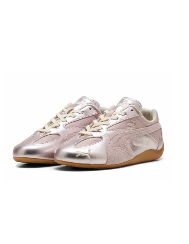 2026 yılının en trend kadın sneaker modelleri arasında yer alan, metalik pembe rengi, ince tasarımı ve karamel kauçuk tabanıyla dikkat çeken Puma Speedcat Lou spor ayakkabılar, retro çizgileri modern bir dokunuşla birleştiriyor.