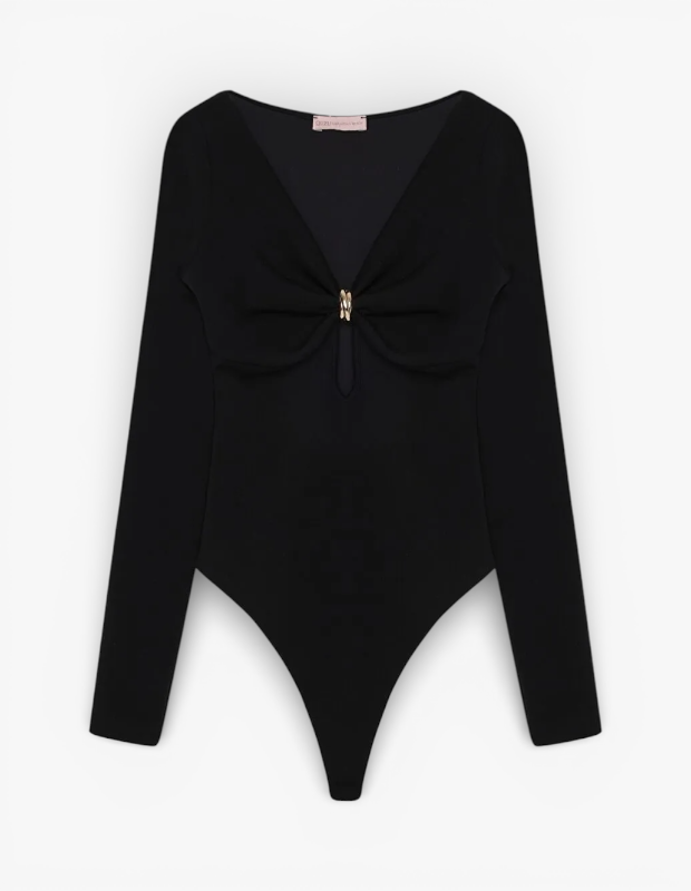 Marka Adı: Quzu
Ürün Cinsiyeti: Kadın
Ürün Tipi: Bodysuit
Ürün Sezonsallığı: Belirtilmemiş
Ürün Çeşidi: Uzun kollu, V yaka bodysuit
Ürün Özellikleri: Siyah renkte, uzun kollu, vücuda oturan kesime sahip bu bodysuit, modern ve zarif bir stil sunar. Ön kısmında derin V yakası, göğüs bölgesindeki büzgülü detaylar ve bu büzgüleri bir araya getiren altın tonlarındaki şık metal aksesuar ile dikkat çeker. Aksesuarın altında küçük bir anahtar deliği (keyhole) açıklık bulunur. Pürüzsüz ve esnek kumaş yapısı sayesinde hem rahatlık hem de şık bir görünüm sağlar. Bel hizasında biten ve alt giyimle bütünleşen formu, kusursuz bir siluet yaratmaya yardımcı olur.
Öne Çıkan Detaylar:
- V yaka tasarımıyla zarif bir dekolte sunar.
- Göğüs kısmında büzgü detayları ile modern bir dokunuş.
- Altın tonlarındaki metal aksesuar ve anahtar deliği detayıyla şıklık katar.
Kimler Kullanıyor?: Şıklığı ve rahatlığı bir arada arayan, modern giyim tarzını benimseyen bireyler bu bodysuiti tercih edebilir. Özellikle yüksek bel pantolonlar veya eteklerle kombinleyerek hem günlük hem de özel günler için sofistike bir görünüm yaratmak isteyenler, bu parçanın çok yönlülüğünden faydalanabilir. Minimal detaylarla zenginleştirilmiş, vücuda oturan ancak hareket özgürlüğü sunan parçaları gardırobuna eklemek isteyenler için idealdir.