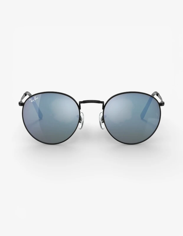 Marka Adı: Ray-Ban
Ürün Cinsiyeti: Belirtilmemiş
Ürün Tipi: Güneş Gözlüğü
Ürün Sezonsallığı: Yaz
Ürün Çeşidi: Yuvarlak Çerçeveli Güneş Gözlüğü
Ürün Özellikleri: Bu Ray-Ban yuvarlak güneş gözlüğü modeli, ince siyah metal çerçevesi ve saplarıyla zarif bir görünüm sunar. Gümüş-mavi yansımalı camları ile dikkat çeken model, nostaljik bir stil yansıtır. Yuvarlak hatlı tasarımı, hem retro bir hava hem de modern bir şıklık katarken, genel stiline hafif ve özgür bir duruş kazandırır. Sol camında Ray-Ban logosu bulunur.
Öne Çıkan Detaylar:
- Yuvarlak çerçeve tasarımı
- İnce siyah metal çerçeve
- Gümüş-mavi yansımalı camlar
Kimler Kullanıyor?: Kendi stilinde retro ve nostaljik esintilere yer veren, 70'lerin özgürlükçü ruhundan ilham alarak zarif ve güçlü bir duruş sergilemeyi sevenler bu yuvarlak güneş gözlüklerini tercih edebilir. Modern detaylarla klasik çizgileri birleştiren, zahmetsiz şıklığı ve bireyselliği aksesuarlarıyla yansıtmak isteyenler için idealdir.