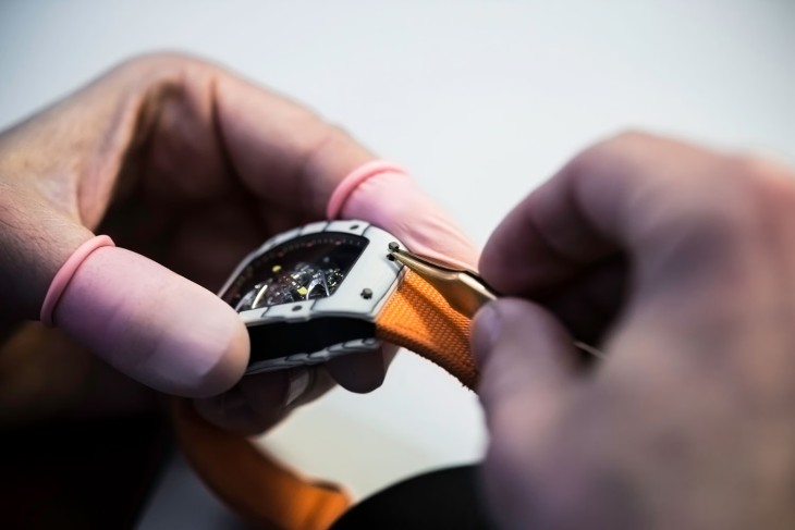 Richard Mille atölye, servis, bakım işlemi, lüks saat tamiri, beyaz Richard Mille saat turuncu kayış