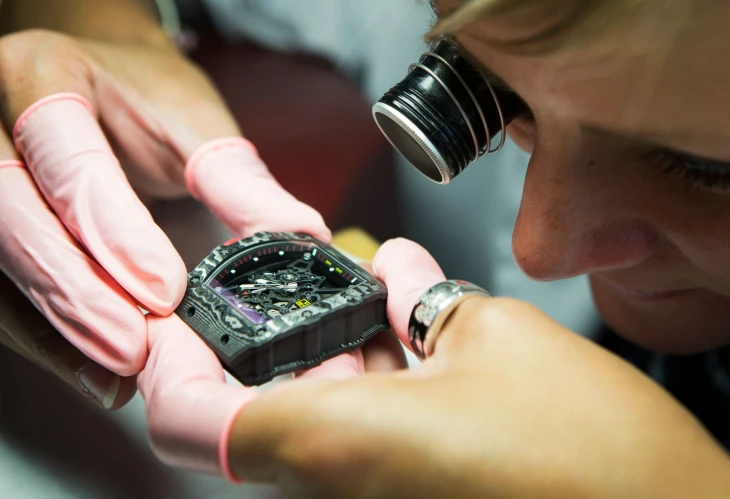 Richard Mille atölye, servis, bakım işlemi, lüks saat tamiri, beyaz Richard Mille karbon kasa, saat ustası