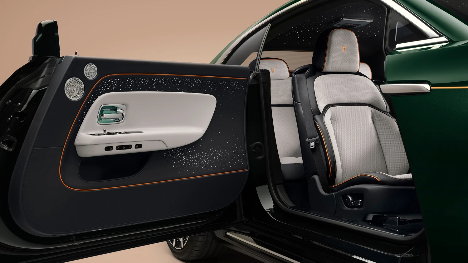Lüks Rolls-Royce Spectre Series 2 elektrikli otomobilin açık kapısı ve iç mekanı, siyah ve açık renkli döşemeleri, tavan ve kapı panelindeki yıldızlı ambiyans aydınlatmalarıyla zarif el işçiliğini gözler önüne seriyor.