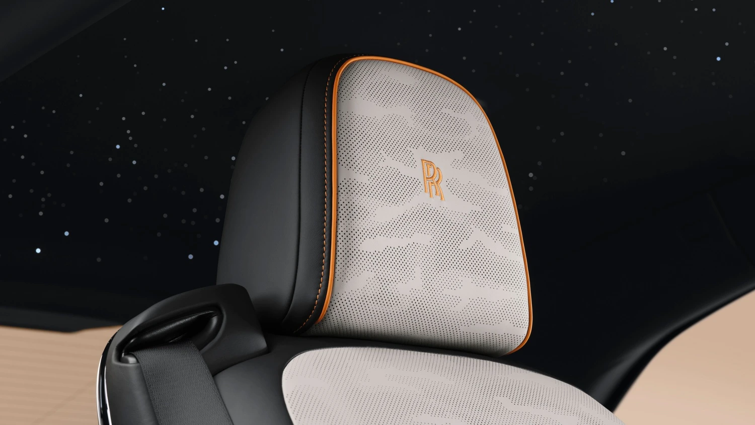 Bir Rolls-Royce Spectre Series 2 aracının lüks iç mekanında, turuncu dikiş detayları ve altın rengi RR logosu bulunan, delikli beyaz deriden yapılmış makyajlı bir kafa yastığı ve tavandaki yıldız ışığı detayları, aracın şık ve modern döşeme tasarımını vurguluyor.