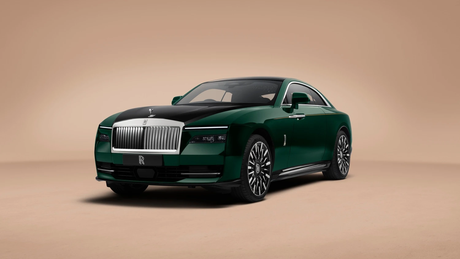 Stüdyo çekiminde sol ön çaprazdan görünen, zeytin yeşili gövdesi ve parlak siyah kaput ile çatısıyla çift tonlu lüks elektrikli otomobil Rolls-Royce Spectre, karakteristik aydınlatmalı ızgarası ve zarif ön tasarımıyla oldukça etkileyici duruyor.