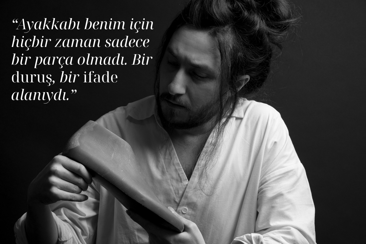 Elinde ayakkabı kalıbı tutan tasarımcının siyah beyaz portresi ve “Ayakkabı benim için…” sözlerinin yer aldığı sanatsal röportaj görseli.