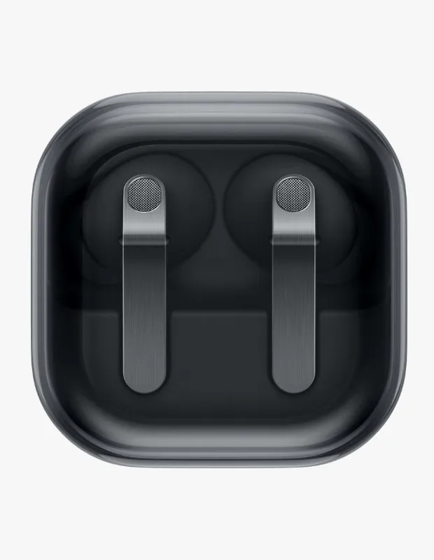 Marka Adı: Samsung
Ürün Adı: Samsung Galaxy Buds4 Pro
Ürün Cinsiyeti: Belirtilmemiş
Ürün Tipi: Kulak İçi Kulaklık
Ürün Sezonsallığı: Belirtilmemiş
Ürün Çeşidi: Bluetooth True Wireless (TWS) Kulaklık
Ürün Özellikleri: Bu Samsung Galaxy Buds4 Pro kulak içi kulaklıklar, mat siyah rengi ve şık metalik detaylarıyla modern ve iddialı bir stil sunar. Gelişmiş ses mühendisliğiyle donatılmış bu model, en güncel Bluetooth vBT6.1 teknolojisi ile ultra stabil ve gecikmesiz bağlantı kurar. Adaptif Aktif Gürültü Engelleme (ANC) özelliği sayesinde dış dünyayı etkili bir şekilde sessize alırken, Dolby Surround desteğiyle sinematik ve 360 derece çevreleyen bir ses deneyimi sunar. Samsung ekosistemiyle tam entegrasyonu sayesinde cihazlar arası otomatik geçiş (Auto Switch) ve kayıp kulaklıkları bulma imkanı sunan SmartThings Find desteği mevcuttur. Suya ve tere dayanıklı yapısıyla yoğun tempolara ve spor aktivitelerine uyum sağlayarak uzun ömürlü kullanım sunar.
Öne Çıkan Detaylar:
- En güncel Bluetooth vBT6.1 teknolojisi ile ultra stabil ve yüksek kaliteli ses iletimi
- Adaptif Aktif Gürültü Engelleme (ANC) ve Dolby Surround destekli 360 derece sinematik ses
- Samsung ekosistemine özel Auto Switch ve SmartThings Find özellikleriyle akıllı ve kesintisiz kullanım
Kimler Kullanıyor?: Teknolojiyle iç içe, modern ve çabasız şıklığı benimseyen, ileri düzey ses kalitesini ve akıllı ekosistem entegrasyonunu ön planda tutan bireyler bu kulaklıkları tercih edebilir. Hem günlük kullanımda hem de aktif yaşam tarzlarında, dış dünyadan izole olmak veya kristal netliğinde ses deneyimi yaşamak isteyen, aynı zamanda suya ve tere dayanıklı bir tasarıma ihtiyaç duyan herkes için idealdir. Özellikle Samsung ekosistemindeki diğer cihazlarıyla kusursuz entegrasyon arayan kullanıcılar için vazgeçilmez bir aksesuar olacaktır.