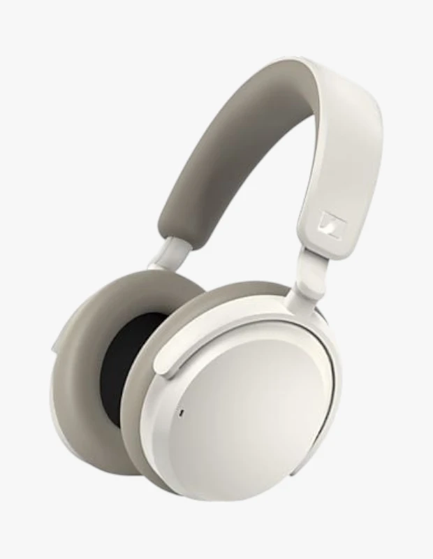Marka Adı: Sennheiser
Ürün Adı: Sennheiser Unisex Accentum Wireless
Ürün Cinsiyeti: Unisex
Ürün Tipi: Kulak Üstü Kulaklık
Ürün Sezonsallığı: Belirtilmemiş
Ürün Çeşidi: Kablosuz, Gürültü Engelleme Özellikli
Ürün Özellikleri: Bu minimalist ve şık kulak üstü kulaklık, açık krem/bej ve gri tonlarındaki estetik tasarımıyla dikkat çeker. Kafa bandının dışı beyaz/krem renginde olup, iç minderi ve kulak pedleri gri tonlarındadır; bu yumuşak materyaller uzun süreli kullanımlarda dahi konforu garantiler. Katlanabilir yapısı sayesinde kolayca taşınabilirken, hafif ve dayanıklı plastik malzeme kalitesi günlük kullanım için idealdir. Teknik açıdan 50 saate varan uzun pil ömrü ve hızlı şarj özelliği (10 dakikada 5 saat ek kullanım) sunar. Hibrit Aktif Gürültü Engelleme (ANC) teknolojisi dış sesleri minimize ederken, Şeffaflık modu çevreyle bağlantıda kalmanızı sağlar. Bas ağırlıklı ancak uygulamadaki grafik EQ ile kişiselleştirilebilir ses profili, enstrüman ayrımı ve vokal netliğiyle zengin bir dinleme deneyimi sunar. Çoklu cihaz bağlantı desteği mevcuttur ancak suya dayanıklılık özelliği bulunmamaktadır.
Öne Çıkan Detaylar:
- 50 saate kadar kesintisiz kullanım sağlayan uzun pil ömrü ve hızlı şarj desteği.
- Hybrid Aktif Gürültü Engelleme (ANC) ve Şeffaflık modu ile dış dünyadan soyutlanma veya bağlantıda kalma imkanı.
- Kişiselleştirilebilir grafik EQ ile bas ağırlıklı, dengeli ve detaylı ses deneyimi.
Kimler Kullanıyor?: Günlük koşturmaca içinde müzik dinlemekten keyif alan, uzun seyahatlerde veya çalışma ortamında dış seslerden izole olmak isteyen herkes bu kulaklığı tercih edebilir. Modern ve minimalist tasarımları seven, aynı zamanda yüksek performans, uzun pil ömrü ve kişiselleştirilebilir ses kalitesi gibi pratik özelliklere önem verenler için ideal bir tercihtir. Hem iş hem de eğlence amaçlı kullanımlar için konforlu ve şık bir çözüm arayanlar, Sennheiser kalitesiyle buluşan bu modeli severek kullanacaktır.