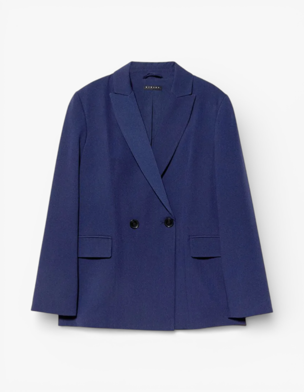 Marka Adı: Sisley
Ürün Adı: Sisley Kadın Regular Fit Lacivert Kruvaze Blazer Ceket
Ürün Cinsiyeti: Kadın
Ürün Tipi: Blazer Ceket
Ürün Sezonsallığı: Dört Mevsim
Ürün Çeşidi: Kruvaze Blazer
Ürün Özellikleri: Sisley markasına ait bu lacivert kruvaze blazer ceket, modern ve zamansız bir stile sahiptir. Regular fit kesimiyle gün boyu konfor sağlarken, çentikli yaka ve ön kısmındaki çift düğme kapatması klasik bir görünüm sunar. Ön yüzde bulunan iki adet kapaklı cep detayı işlevselliği artırır. Pürüzsüz dokulu, orta kalınlıkta kaliteli kumaşı sayesinde hem resmi hem de günlük kombinlere kolayca uyum sağlar, dört mevsim kullanıma elverişli çok yönlü bir parçadır.
Öne Çıkan Detaylar:
- Modern kruvaze (çift düğmeli) tasarım
- Klasik çentikli yaka detayı
- Fonksiyonel kapaklı cepler
Kimler Kullanıyor?: Zamansız şıklığı ve modern duruşu bir arada arayanlar, klasik parçaları güncel yorumlarla kendi stillerine adapte edenler bu blazer ceketi tercih edebilir. Ofis ortamından günlük şehir kombinlerine, özel davetlerden rahat buluşmalara kadar farklı ortamlarda stilini güçlü ve rafine bir şekilde ifade etmek isteyenler için ideal bir seçimdir.