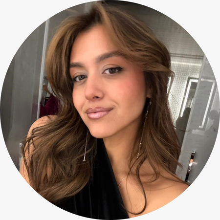 Doğal makyaj, parlak saç görünümü ve zarif aksesuarlarla modern kadın portresi; stil danışmanı ve moda editörü estetiğini yansıtan yakın plan profil fotoğrafı.