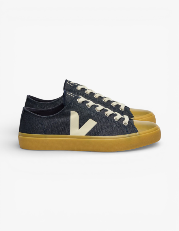 Marka Adı: VEJA
Ürün Adı: VEJA Kadın Wata II Low Denim Sneaker
Ürün Cinsiyeti: Kadın
Ürün Tipi: Sneaker
Ürün Sezonsallığı: İlkbahar/Yaz
Ürün Çeşidi: Denim Sneaker
Ürün Özellikleri: Lacivert denim kumaş üst kısma sahip bu bağcıklı sneaker, klasik ve rahat bir tarz sunar. Ayakkabının yan tarafında krem renkli, kontrast oluşturan VEJA V logosu yer alırken, burun kısmı ve alt tabanı doğal kauçuktan yapılmış karamel tonlarında dikkat çekici bir tasarıma sahiptir. Düşük bilekli yapısı ve zamansız tasarımıyla günlük kullanım için ideal olan bu model, şık ve sportif kombinlerin vazgeçilmez bir parçasıdır.
Öne Çıkan Detaylar:
- Dayanıklı ve şık lacivert denim kumaş üst kısım
- Ayakkabının yan tarafında yer alan ikonik, krem renkli VEJA V logosu
- Doğal kauçuktan üretilmiş, karamel tonlarındaki burun ve alt taban
Kimler Kullanıyor?: Modern şehir yaşamını benimseyen, rahatlığı ve şıklığı bir arada arayan bireyler bu sneaker'ı tercih edebilir. Günlük kombinlerine sportif ve aynı zamanda sofistike bir dokunuş katmak isteyenler, zamansız parçalarla kendi özgün tarzını yansıtanlar ve modern casual stilin estetiğini benimseyenler için ideal bir seçimdir.