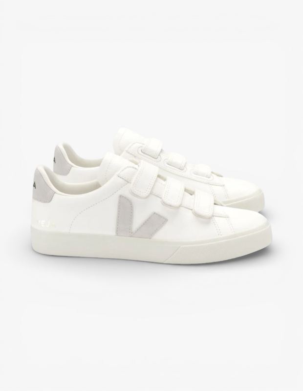 Marka Adı: VEJA
Ürün Cinsiyeti: Kadın
Ürün Tipi: Sneaker
Ürün Sezonsallığı: Belirtilmemiş
Ürün Çeşidi: Recife Chromefree Sneaker
Ürün Özellikleri: Bu beyaz renkli, düşük bilekli spor ayakkabı, pürüzsüz ve mat dış yüzeyi ile minimalist bir tasarıma sahiptir. Yan kısmında kontrast yaratan açık gri süet benzeri V logosu ve topukta aynı tonda bir panel bulunur. Ayakkabının üst kısmı, bağcık yerine üç adet cırt cırt bant ile kapanır, bu da kolay giyim ve ayarlama imkanı sunar. Düz, krem rengi kauçuk tabanı rahat bir yürüyüş sağlarken, delikli iç astar hava akışı sağlayarak konforu artırır. Chromefree ibaresi, ürünün üretiminde kromsuz deri kullanıldığını ima eder. Temiz ve sade çizgileriyle günlük kullanıma uygun, şık ve fonksiyonel bir tasarımdır.
Öne Çıkan Detaylar:
- Bağcıksız, üç adet cırt cırt bantlı kapama sistemi
- Yan kısımda kontrast renkli V logo detayı
- Topukta ve yan logo alanında süet dokulu panel
Kimler Kullanıyor?: Günlük giyimde sadeliği, rahatlığı ve zamansız şıklığı bir arada arayan herkes bu ayakkabıyı tercih edebilir. Minimalist tasarımları sevenler, işlevselliği estetikle birleştiren parçaları gardırobuna eklemek isteyenler ve zahmetsiz ama özenli bir stil benimseyenler için idealdir. Konforlu adımlar atarken stilinden ödün vermek istemeyen, modern ve bilinçli kullanıcıların favorisi olmaya adaydır. Özellikle jean ve pantolon kombinlerinde şık ve tamamlayıcı bir unsur olarak yerini alır.