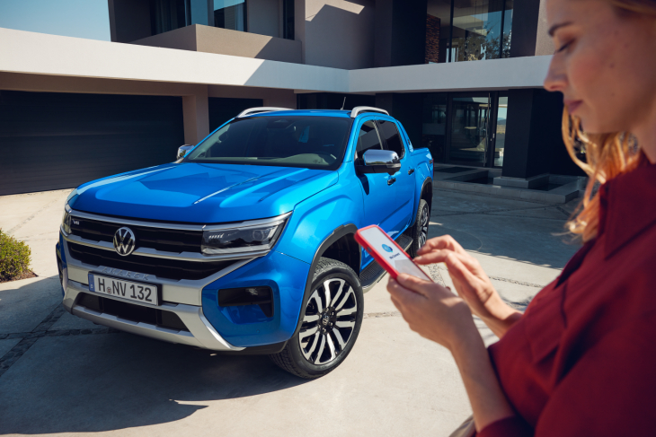 Volkswagen Amarok 3.0 V6 4Motion dört tekerlekten çekiş, mavi, modern evin önünde