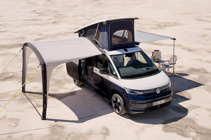 Volkswagen California Ocean mavi beyaz çift renk açılır tavan, katlanır tente, kamp, katlanır sandalyeler