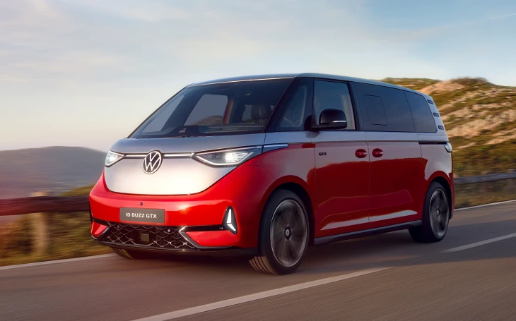 Volkswagen ID. Buzz GTX çift motorlu elektrikli panelvan, gri kırmızı çift renk, gün batımı