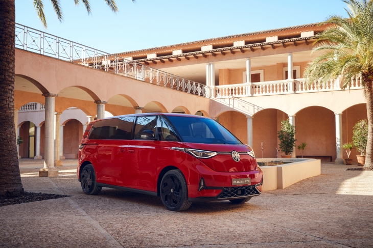 Volkswagen ID. Buzz GTX çift motorlu elektrikli panelvan, kırmızı renk, gündüz vakti