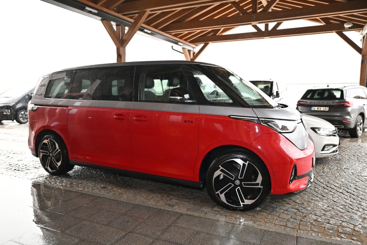 Volkswagen ID. Buzz GTX çift motorlu elektrikli panelvan, White Motion Uludağ