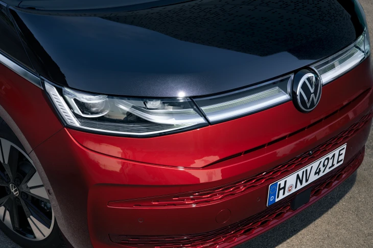 Volkswagen Multivan eHybrid şarj edilebilir hibrit panelvan siyah kırmızı çift renk, ön tasarım far detayı