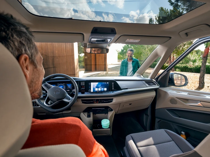 Volkswagen Multivan eHybrid şarj edilebilir hibrit panelvan iç mekan tasarımı, ön konsol, Apple Car Play