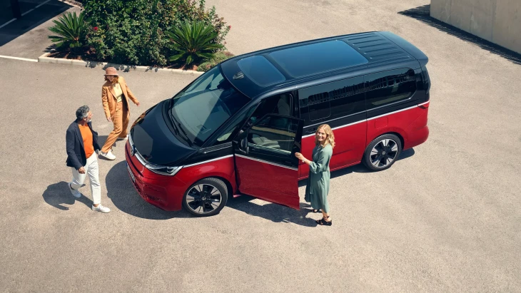 Volkswagen Multivan eHybrid şarj edilebilir hibrit panelvan, kırmızı siyah çift renk, aile kullanımı