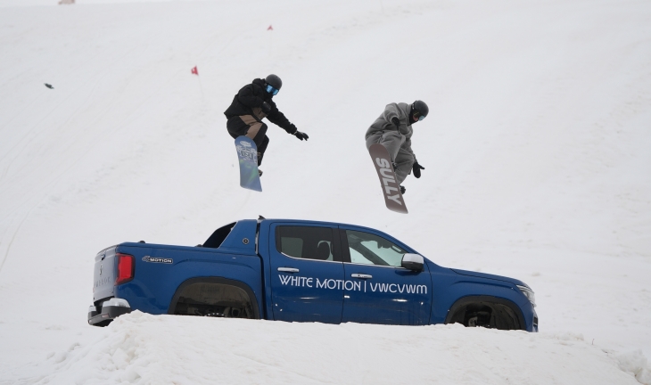 Volkswagen Amarok 3.0 V6 mavi renk Uludağ White Motion snowboard