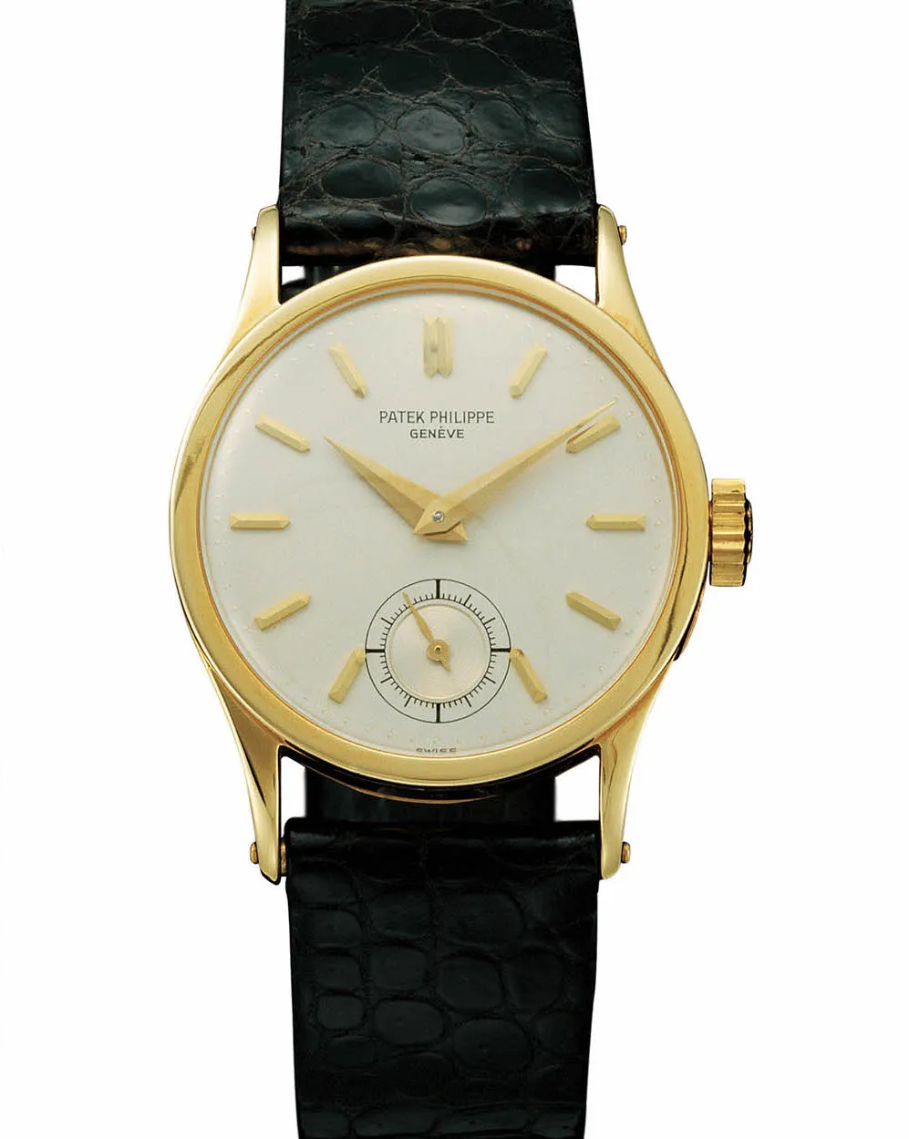 Bu görsel, siyah timsah derisi kayışlı, altın kasalı, krem kadranlı ve 1932 üretimi klasik Patek Philippe Calatrava Ref. 96 kol saatini beyaz bir arka plan üzerinde detaylı bir biçimde gösteriyor.