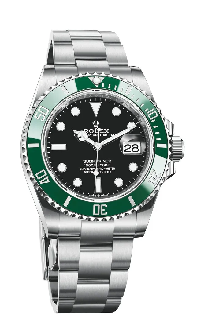 Gümüş rengi Oystersteel bileziğe ve kasaya sahip, siyah kadranlı ve belirgin parlak yeşil çerçeveli, özel olarak Kermit adıyla bilinen ikonik Rolex Submariner Date kol saati, saat 3 konumundaki tarih göstergesinde 28 rakamını sergileyerek zarafetini vurguluyor.