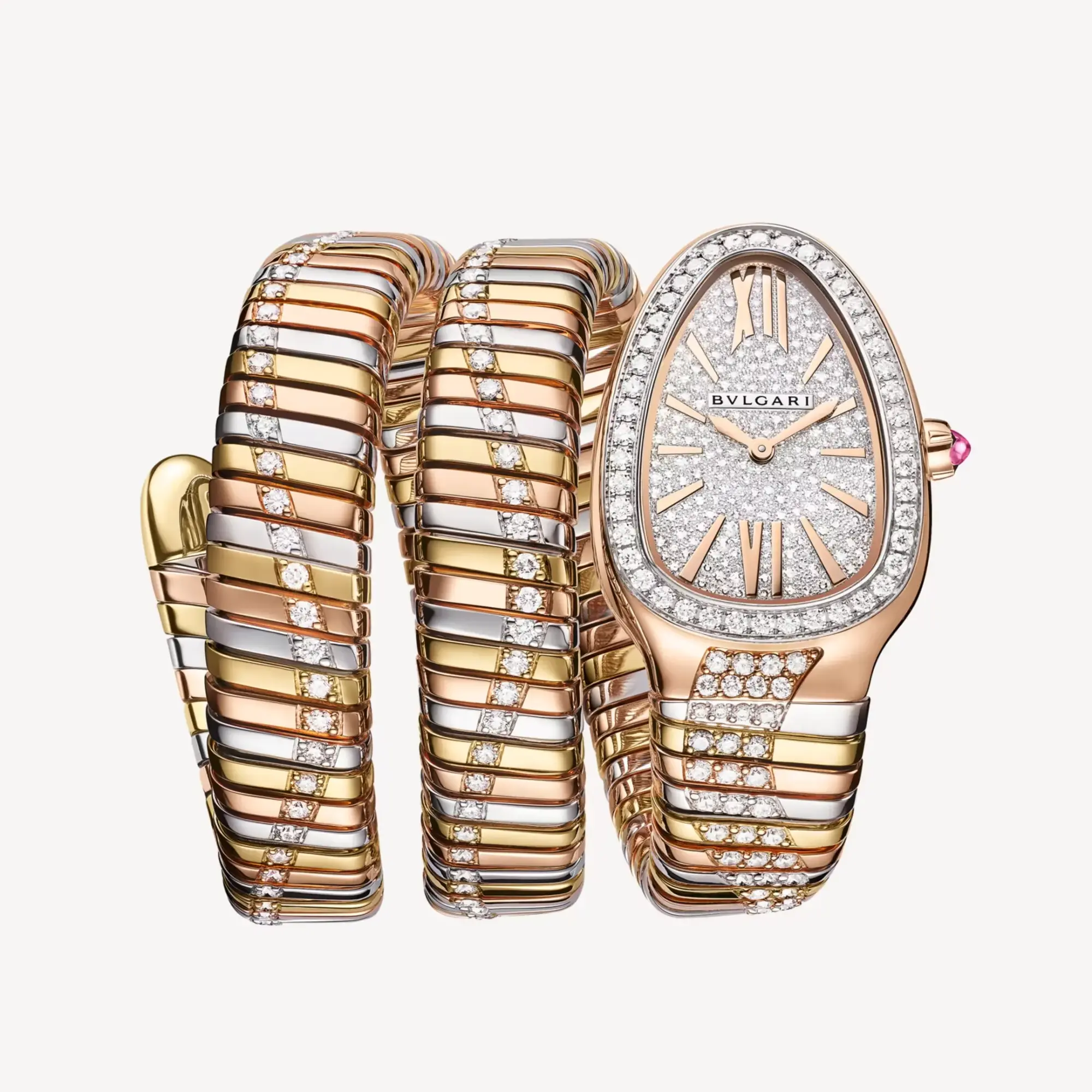 Elmaslarla tamamen kaplı oval roze altın kasaya, roze altın Romen rakamları ve BVLGARI logosu olan pırlanta pave kadrana, pembe cabochon taşlı kurma koluna ve bol sayıda pırlantayla bezeli üç sarmallı roze, sarı ve beyaz altından oluşan esnek bileziğe sahip lüks bir Serpenti kol saati.