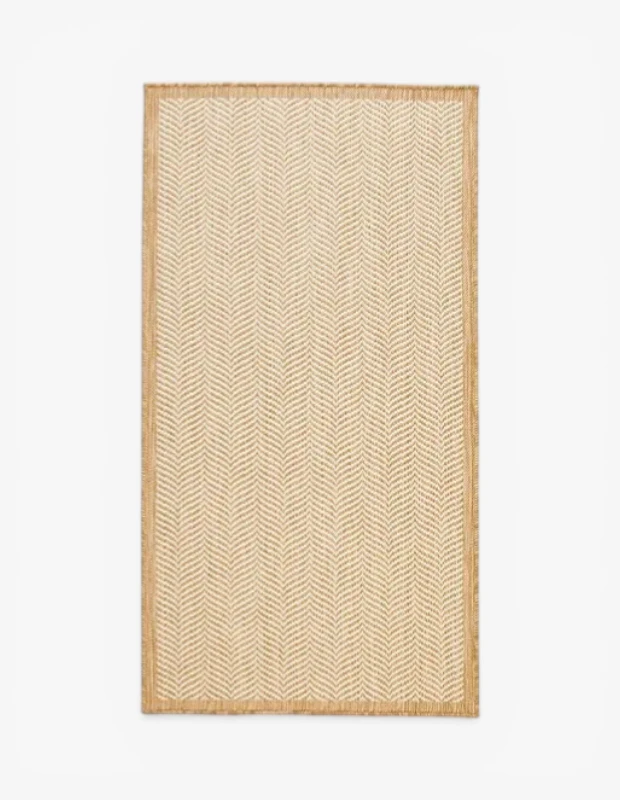 Marka Adı: Ocean Home
Ürün Cinsiyeti: Belirtilmemiş
Ürün Tipi: Kilim
Ürün Sezonsallığı: Dört Mevsim
Ürün Çeşidi: Dikdörtgen dış mekan kilimi
Ürün Özellikleri: Bu dikdörtgen kilim, doğal bej ve krem tonlarında, sıkı ve dayanıklı bir dokuma tekniğiyle üretilmiştir. Yüzeyinde zarif, tekrarlayan dalgalı veya zikzak benzeri bir desen bulunurken, çevresi daha sıkı ve düz bir bordürle tamamlanmıştır. Doğal elyaf görünümlü yapısıyla hem iç mekanlara sıcak bir hava katmak hem de dış mekan koşullarına uygun dayanıklı yapısıyla balkon ve teraslarda stil sahibi bir zemin oluşturmak için tasarlanmıştır.
Öne Çıkan Detaylar:
- Doğal bej ve krem tonları
- Zarif ve tekrarlayan dalgalı dokuma desen
- Daha sıkı dokunmuş, belirgin kenar şeridi
Kimler Kullanıyor?: Doğal ve sade estetiği takdir eden, dış mekanlarını veya yaşam alanlarını sıcak, davetkar ve stil sahibi bir atmosfere dönüştürmek isteyen herkes bu kilimi tercih edebilir. Modern, minimalist veya bohem tarzları benimsemiş, hem şıklığı hem de pratikliği bir arada arayan bireyler için idealdir. Evine veya balkonuna doğal bir dokunuş katmak isteyenler ve fonksiyonel dış mekan çözümleri arayanlar bu ürünü günlük yaşamlarının bir parçası yapabilir.