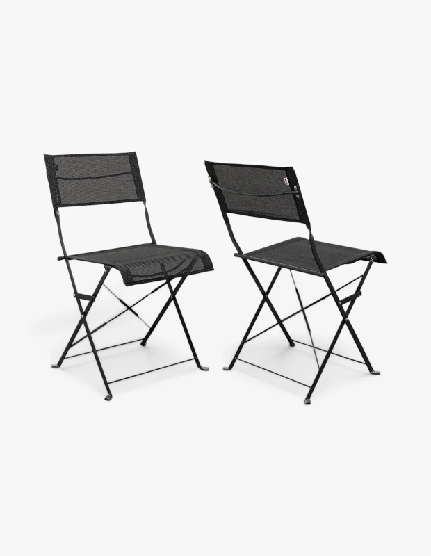 Marka Adı: Kare Design
Ürün Cinsiyeti: Belirtilmemiş
Ürün Tipi: Katlanabilir Balkon Sandalyesi Seti
Ürün Sezonsallığı: İlkbahar/Yaz
Ürün Çeşidi: Sandalye Seti
Ürün Özellikleri: Bu iki adet katlanabilir balkun sandalyesinden oluşan set, minimalist ve modern bir tasarıma sahiptir. Sağlam ve ince siyah metal iskeleti, hafiflik ve dayanıklılığı bir araya getirirken, oturma ve sırt bölümlerinde kullanılan nefes alabilen, file dokulu sentetik kumaş uzun süreli konfor sunar. Tamamen siyah rengiyle her türlü dış mekan dekorasyonuna kolayca uyum sağlar. Katlanabilir özelliği sayesinde kullanılmadığı zamanlarda kolayca depolanabilir, kısıtlı alanlarda maksimum verimlilik ve düzen sağlar.
Öne Çıkan Detaylar:
- Alan tasarrufu sağlayan katlanabilir tasarım.
- Hafif ve dayanıklı siyah metal iskelet yapısı.
- Nefes alabilen, file dokulu dış mekan kumaşı.
Kimler Kullanıyor?: Şehir hayatının sunduğu küçük dış mekanları, balkonları veya terasları olan kişiler bu seti tercih edebilir. Fonksiyonelliği, pratikliği ve modern estetiği bir arada arayan, kısıtlı alanlarını ferah ve kullanışlı bir dinlenme köşesine dönüştürmek isteyen herkes için uygundur. Özellikle minimalist yaklaşımları benimseyen, mobilyaların görsel ağırlığını azaltarak mekanlarında genişlik hissi yaratmayı arzulayan ve dış mekanlarında konforlu bir oturma çözümü arayanlar bu sete ilgi duyacaktır.