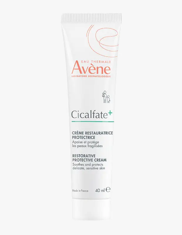 Marka Adı: Avene
Ürün Adı: Avene Cicalfate Bariyer Onarıcı Yüz Kremi
Ürün Cinsiyeti: Unisex
Ürün Tipi: Yüz Kremi
Ürün Sezonsallığı: Belirtilmemiş
Ürün Çeşidi: Onarıcı Krem
Ürün Özellikleri: Avene Termal Su bazlı bu onarıcı ve koruyucu krem, hassas, narin ve yıpranmış ciltler için özel olarak geliştirilmiştir. Cicalfate+ serisinin bir ürünü olarak, cildi yatıştırmayı ve dış etkenlere karşı güçlü bir bariyer oluşturarak cildin doğal onarım sürecini desteklemeyi amaçlar. Fransa'da üretilmiş olup, 40 ml'lik pratik tüp ambalajında sunulmaktadır.
Öne Çıkan Detaylar:
- Cilt bariyerini onarıcı ve koruyucu özellik taşır.
- Hassas ve yıpranmış ciltleri etkili bir şekilde yatıştırır.
- Avene Termal Su içeriği sayesinde cilde rahatlık sunar ve tüm aile bireylerinin kullanımına uygundur.
Kimler Kullanıyor?: Bu ürün, cildinin hassasiyet ve yıpranma sorunlarına karşı nazik ama etkili bir çözüm arayan herkes için idealdir. Cilt bariyerini güçlendirmeyi, dış etkenlere karşı koruma sağlamayı ve cildin doğal dengesini desteklemeyi hedefleyen bireyler tarafından tercih edilir. Hem bebekler hem de yetişkinler dahil olmak üzere tüm aile fertlerinin kullanımına uygun yapısıyla, genel cilt sağlığını ön planda tutan ve cilt konforunu artırmak isteyenlerin rutinine rahatlıkla entegre edilebilir.