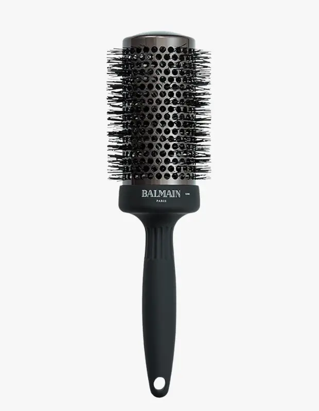 Marka Adı: Balmain Professional
Ürün Cinsiyeti: Belirtilmemiş
Ürün Tipi: Saç Fırçası
Ürün Sezonsallığı: Belirtilmemiş
Ürün Çeşidi: Yuvarlak Seramik Fön Fırçası
Ürün Özellikleri: Bu Balmain Professional yuvarlak fön fırçası, saç şekillendirme ve kurutma için tasarlanmıştır. Metalik gri, delikli seramik kaplama başlığı ısıyı eşit dağıtarak saçın daha hızlı kurumasını ve pürüzsüz bir görünüm kazanmasını destekler. Başlık etrafındaki siyah kıllar ısıya dayanıklı yapısıyla şekillendirme sırasında performansı artırır. Ergonomik olarak tasarlanmış mat siyah sapı, uzun süreli kullanımlarda dahi rahat bir tutuş sağlayacak şekilde kavislidir ve pratik bir askı deliği bulunur. Profesyonel ve şık tasarımıyla bu fırça, salon kalitesinde sonuçlar elde etmek isteyenler için idealdir.
Öne Çıkan Detaylar:
- Isıyı eşit dağıtarak hızlı ve etkili şekillendirme sağlayan delikli seramik kaplama başlık.
- Saça hacim kazandırmak ve pürüzsüz kıvrımlar oluşturmak için optimize edilmiş yuvarlak fırça formu.
- Ergonomik mat siyah sapı ve entegre askı deliği ile hem konforlu kullanım hem de kolay saklama imkanı.
Kimler Kullanıyor?: Saçlarına hacimli ve pürüzsüz bir fön çekmek isteyenler, içe dönük veya dışa dönük kıvrımlarla farklı bob saç modellerini denemek isteyenler bu fırçayı tercih edebilir. Saç şekillendirme rutininde profesyonel araçlara ve lüks markalara değer veren, kuaför salonu kalitesini evine taşımak isteyen kişiler için uygundur. Özellikle saçlarına parlaklık ve şekil katmayı seven, bakımlı ve stil sahibi görünmeyi önemseyen herkesin kullanımı için tasarlanmıştır.