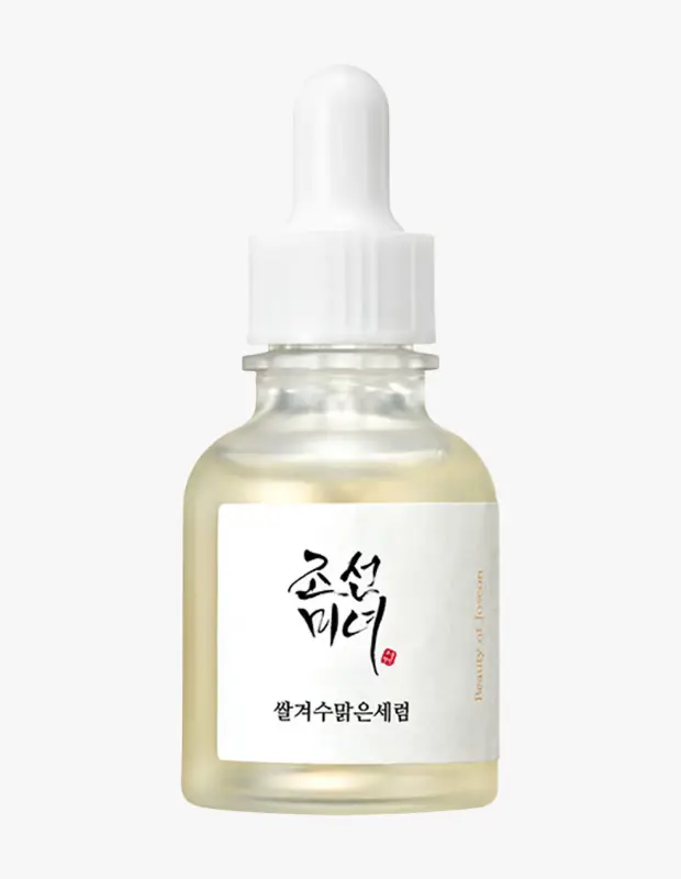 Marka Adı: Beauty of Joseon
Ürün Cinsiyeti: Belirtilmemiş
Ürün Tipi: Serum
Ürün Sezonsallığı: Belirtilmemiş
Ürün Çeşidi: Pirinç + Alfa Arbutin Işıltı Veren Derin Serum
Ürün Özellikleri: Bu ürün, şeffaf cam şişesi ve pratik beyaz damlalık aparatı ile minimalist bir tasarıma sahiptir. Açık sarı veya şeffaf renkteki serum formülü, cilde derinlemesine nüfuz ederek içten gelen bir ışıltı sağlamayı hedefler. Pirinç ve Alfa Arbutin gibi aktif içeriklerle formüle edilmiştir, bu da onun cildin genel tonunu eşitlemeye, leke görünümünü azaltmaya ve nem bariyerini güçlendirerek canlı bir görünüm sunmaya yardımcı olduğunu gösterir. Makyajın ciltle bütünleşmesi için pürüzsüz ve ışıltılı bir zemin oluşturur.
Öne Çıkan Detaylar:
- Pirinç ve Alfa Arbutin içeren özel formül
- Cilde içten gelen ışıltı ve aydınlık bir görünüm kazandırır
- Makyaj altına pürüzsüz ve nemli bir zemin hazırlar
Kimler Kullanıyor?: Bu serum, özel günler öncesinde veya günlük rutinlerinde cildine derinlemesine bakım yaparak doğal bir ışıltı ve eşit bir cilt tonu arayan herkes için tasarlanmıştır. Cildindeki lekeleri azaltmak, donuk görünümü gidermek ve makyajının daha pürüzsüz durması için sağlıklı bir zemin oluşturmak isteyen bireylerin cilt bakım koleksiyonuna kolayca uyum sağlar. Kendisinin en iyi versiyonunu hissetmek isteyen ve bütünsel cilt sağlığına önem veren kişiler tarafından tercih edilebilir.