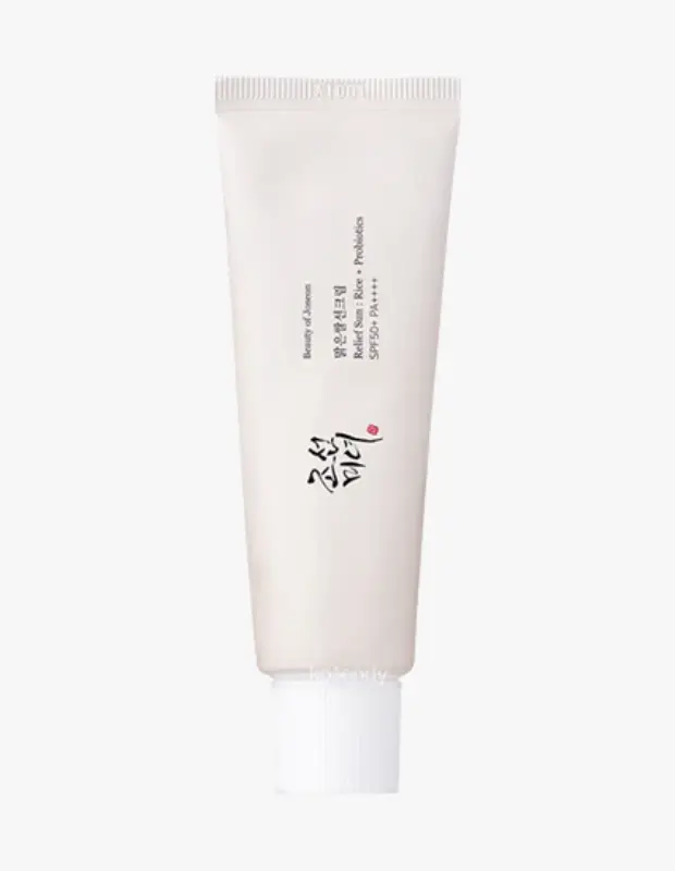 Marka Adı: Beauty of Joseon
Ürün Adı: Beauty of Joseon Unisex Relief Sun: Rice + Probiotics SPF50+
Ürün Cinsiyeti: Unisex
Ürün Tipi: Güneş Kremi
Ürün Sezonsallığı: Her Mevsim
Ürün Çeşidi: Pirinç ve Probiyotik İçeren Su Bazlı Güneş Kremi
Ürün Özellikleri: Beauty of Joseon markasının bu güneş kremi, cildi güneşin zararlı UVA ve UVB ışınlarına karşı SPF50+ ve PA++++ faktörleriyle en üst düzeyde korur. Pirinç özü ve probiyotiklerle zenginleştirilmiş su bazlı formülü sayesinde cilde yoğun nem sağlar, besler ve cilt bariyerini destekler. Hafif yapısıyla ciltte ağırlık yapmaz, beyaz kalıntı bırakmaz ve günlük kullanıma uygundur. Sağlıklı yaş alma ve cilt uzun ömürlülüğü felsefesine uygun olarak cildi beslerken etkili güneş koruması sunan bir üründür.
Öne Çıkan Detaylar:
- SPF50+ PA++++ ile güçlü ve geniş spektrumlu UVA/UVB koruması
- Pirinç özü ve probiyotiklerle zenginleştirilmiş besleyici formül
- Cildi nemlendiren, bariyerini destekleyen su bazlı, hafif doku
Kimler Kullanıyor?: Bu ürün, cilt sağlığını ve uzun ömürlülüğünü önemseyen, güneşin zararlı etkilerinden korunmayı günlük rutinlerinin vazgeçilmez bir parçası olarak gören herkes için idealdir. Hafif dokulu, cilt dostu ve besleyici içeriklerle zenginleştirilmiş ürünleri tercih eden, cilt bariyerini desteklemeye özen gösteren ve makyaj altına da rahatlıkla uygulayabileceği bir güneş kremi arayan kişilerin favorisi olacaktır.
