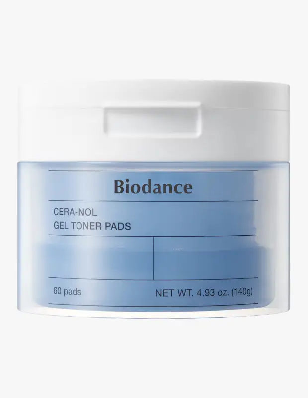 Marka Adı: Biodance
Ürün Cinsiyeti: Belirtilmemiş
Ürün Tipi: Tonik Ped
Ürün Sezonsallığı: Belirtilmemiş
Ürün Çeşidi: Nemlendirici Jel Tonik Ped
Ürün Özellikleri: Biodance Cera-Nol Jel Tonik Ped, cildi nemlendirmek, nazikçe arındırmak ve makyaja hazırlamak için özel olarak formüle edilmiş, önceden ıslatılmış 60 adet pedi bir arada sunan bir cilt bakım ürünüdür. Cera-Nol içeriği ile cildin bariyerini desteklemeye yardımcı olurken, jel dokusu sayesinde tahrişe neden olmadan pürüzsüz bir uygulama sağlar. Şeffaf, açık mavi renkli silindirik ambalajı ve beyaz kapak tasarımıyla pratik ve şık bir kullanım sunar.
Öne Çıkan Detaylar:
- 60 adet kullanıma hazır, jel ile zenginleştirilmiş tonik ped içerir.
- Cera-Nol kompleksi sayesinde cildi derinlemesine nemlendirir ve cilt bariyerini destekler.
- Cildi nazikçe arındırarak gözenek görünümünü azaltır ve makyaja pürüzsüz bir zemin hazırlar.
Kimler Kullanıyor?: Cildini özel günler için hazırlayan, ışıltılı ve nemli bir görünüm arayışında olan, aynı zamanda günlük rutininde pratik ve nazik arındırma ile nemlendirmeyi bir arada tercih eden bireyler bu ürünü kullanabilir. Gözenek görünümünü azaltmaya ve makyaj öncesi pürüzsüz bir zemin hazırlamaya özen gösteren herkes için uygundur.
