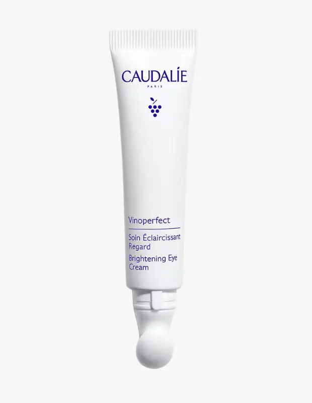 Marka Adı: Caudalie
Ürün Adı: Caudalie Unisex Vinoperfect Işıltı Veren Göz Kremi
Ürün Cinsiyeti: Unisex
Ürün Tipi: Göz Kremi
Ürün Sezonsallığı: Tüm Sezonlar
Ürün Çeşidi: Göz Bakım Kremi
Ürün Özellikleri: Beyaz renkli, sıkılabilir bir tüp ambalajda sunulan bu göz kremi, hassas göz çevresi için özel olarak formüle edilmiştir. Ürünün ucu, uygulama kolaylığı sağlayan ve masaj etkisi yaratan entegre bir rollerball aplikatöre sahiptir. Vinoperfect serisine ait olan bu ürün, göz çevresine ışıltı vererek daha aydınlık bir görünüm sağlamayı hedefler ve ince çizgilerin, nem kaybının ve yorgun görünümün azaltılmasına yardımcı olur. Hafif yapısıyla günlük kullanıma uygun, cilt bariyerini destekleyen temiz içerikli bir bakım sunar.
Öne Çıkan Detaylar:
- Göz çevresine ışıltı veren aydınlatıcı etki
- Rahat ve hijyenik uygulama sağlayan entegre rollerball aplikatör
- Hassas göz çevresi için özel olarak geliştirilmiş hafif ve etkili formül
Kimler Kullanıyor?: Göz çevresindeki ilk yaşlanma belirtilerini önemseyen, yorgun görünümü ve ince çizgileri hedefleyen, aynı zamanda hassas göz bölgesini nemlendirmeye ve aydınlatmaya yönelik günlük bir çözüm arayan kişiler bu ürünü tercih edebilir. Özellikle erken yaşta cilt bakımı rutinine göz çevresi bakımını dahil etmek isteyen, ekran maruziyeti, uykusuzluk veya stresten kaynaklanan göz çevresi endişeleri olan ve nazik, etkili bir ürün arayan herkes için uygundur.