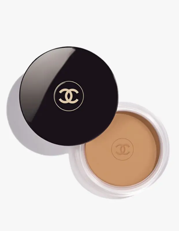 Marka Adı: Chanel
Ürün Adı: Chanel Les Beiges Healthy Glow Bronzing Cream
Ürün Cinsiyeti: Belirtilmemiş
Ürün Tipi: Krem Bronzlaştırıcı
Ürün Sezonsallığı: Yaz
Ürün Çeşidi: Krem
Ürün Özellikleri: Chanel Les Beiges Healthy Glow Bronzing Cream, cilde çamurlu veya yapay bir görünüm vermeden, güneşten yeni dönmüş gibi doğal, sağlıklı ve terra-cotta sıcaklığında bir ışıltı kazandıran kremsi jel yapıda bir bronzlaştırıcıdır. Şık, siyah ve altın renkli Chanel logosuyla süslenmiş parlak siyah kapağı olan şeffaf bir ambalajda sunulan bu ürün, kolay uygulanabilir ve dağılabilir dokusuyla cilde anında canlılık ve doğal bir sıcaklık katarak sağlıklı bir bronz görünüm sunar.
Öne Çıkan Detaylar:
- Cilde doğal, güneş öpücüğü almış gibi bir bronzluk verir.
- Terra-cotta sıcaklığında, sağlıklı ve ışıltılı bir bitiş sağlar.
- Kremsi jel dokusu sayesinde kolayca uygulanır ve çamurlu bir görünüm bırakmaz.
Kimler Kullanıyor?: Bu ürün, makyajında doğallığı ve cildindeki sağlıklı ışıltıyı ön planda tutan herkes için idealdir. Güneşin cildine kattığı sıcak ve taze bronzluğu yıl boyunca taşımak isteyenler, minimal makyaj rutinleriyle bile sofistike bir dokunuş yakalamayı tercih edenler ve abartıdan uzak, canlı bir görünüm arayanlar bu bronzlaştırıcıyı severek kullanabilir.